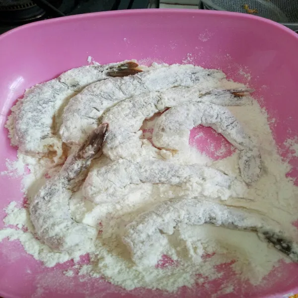 Balur udang ke adonan tepung pelapis.