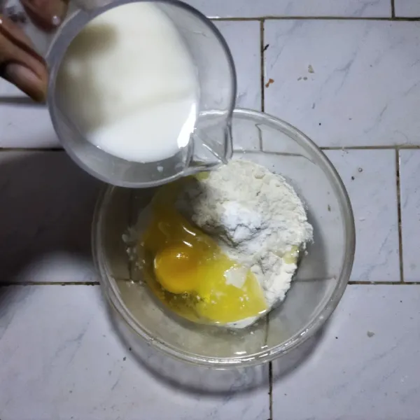 Aduk rata 125 ml susu cair, terigu, telur, gula pasir, garam, pasta vanila, kental manis dan margarin cair sampai tidak ada yang menggumpal. Lalu saring.