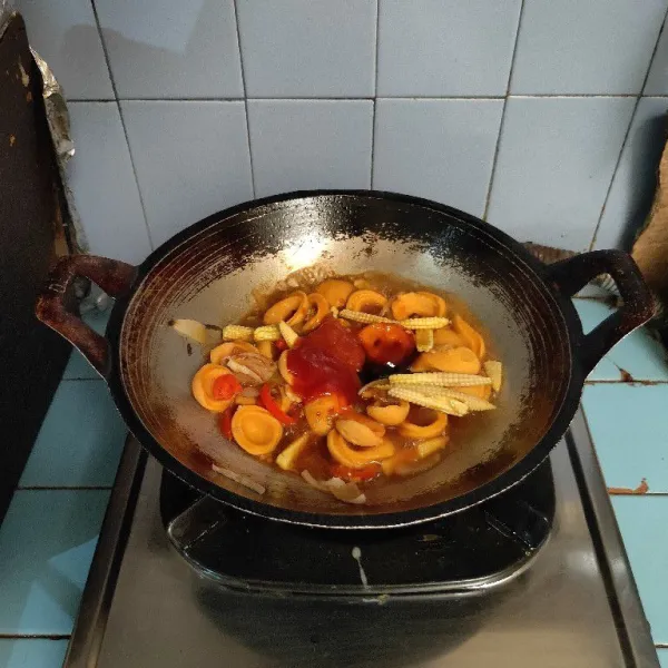 Tambahkan saus sambal, saus tiram, kecap manis dan saus tomat. Aduk rata.