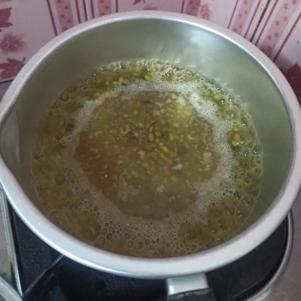 Cuci bersih kacang hijau kemudian rebus sampai empuk dan matang.