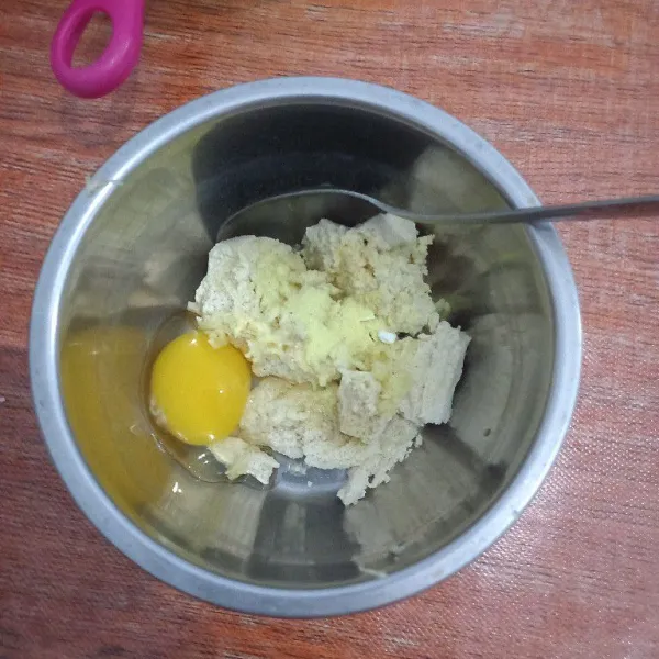 Tambahkan telur, lada bubuk, penyedap dan baking powder, aduk rata.