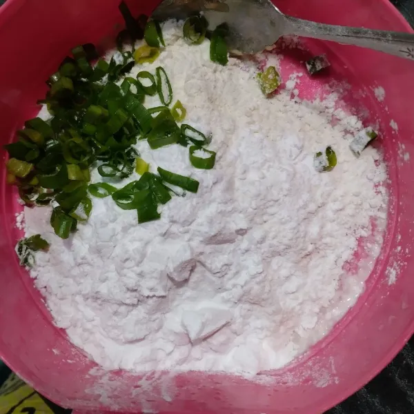 Campurkan tepung terigu, tepung tapioka dan daun bawang. Aduk rata.