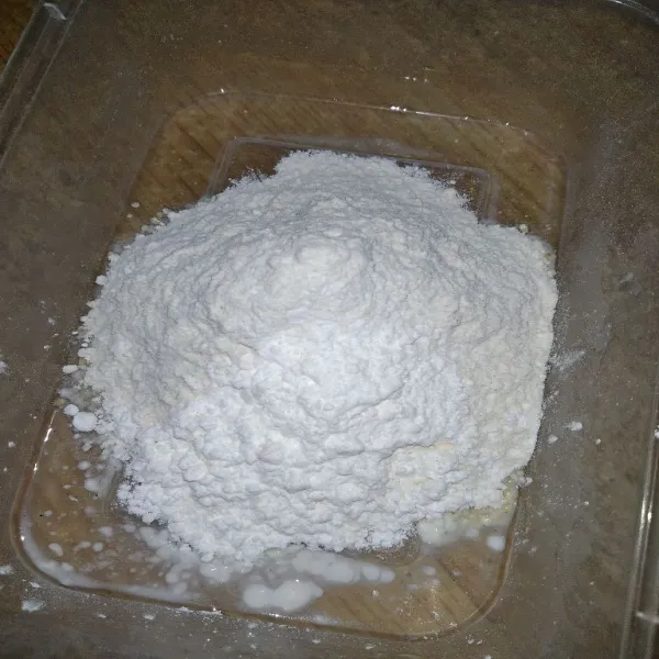 Campur tepung serbaguna dan maizena.