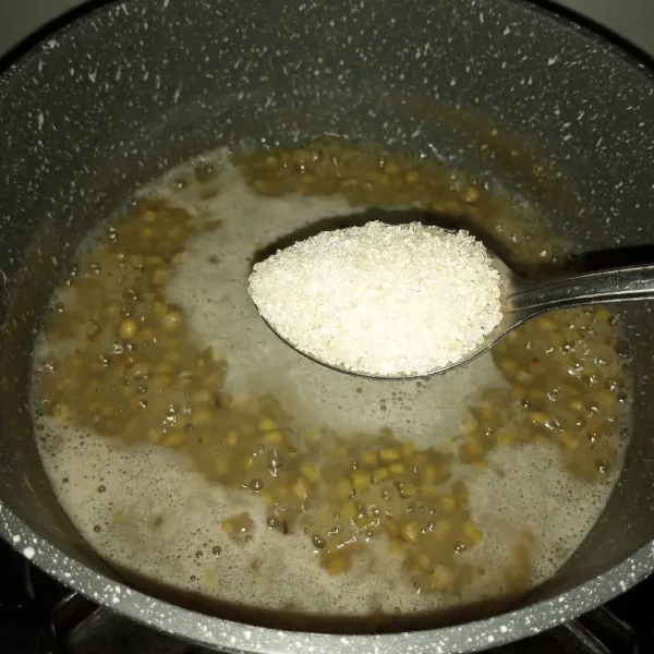 Masukkan gula, vanili dan garam. Masak sampai kacang hijau hancur dan cairan habis/ mengental.