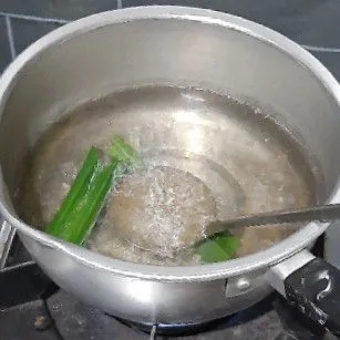 Masak air bersama daun pandan gula dan garam.