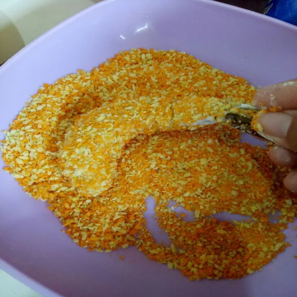 Balur udang ke bahan pelapis tepung panir.