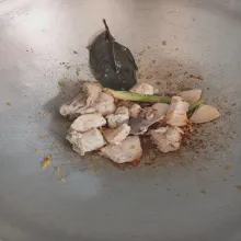 Masukkan ayam yang telah direbus.