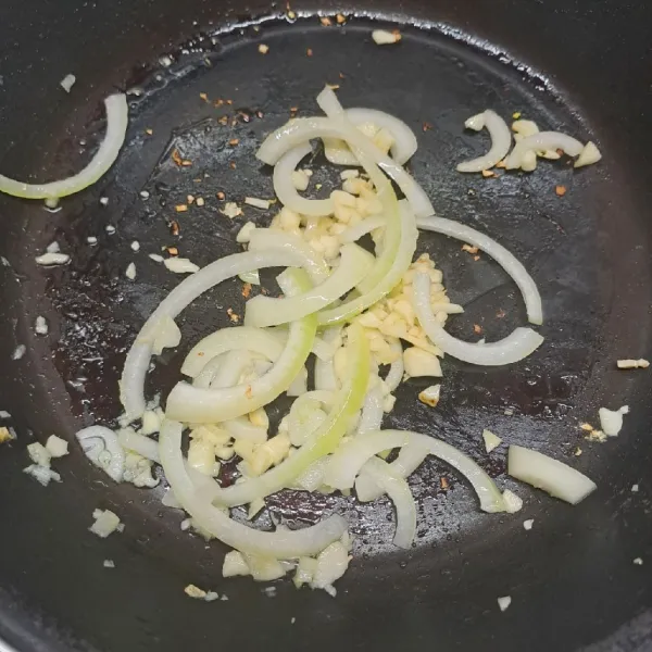 Tumis bawang putih dan bawang bombai sampai layu dan harum.