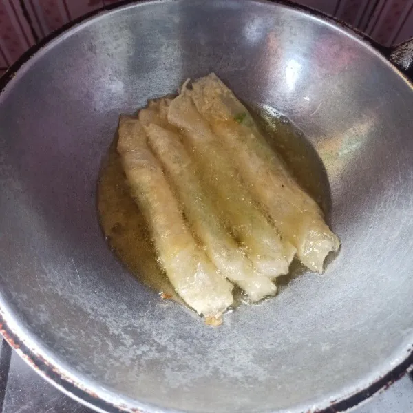 Panaskan minyak goreng secukupnya kemudian masukkan adonan pisang dan goreng hingga matang.