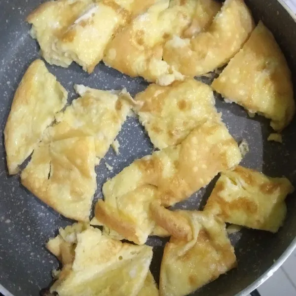 Kocok telur dan dadar telur, kemudian potong - potong, sisihkan.