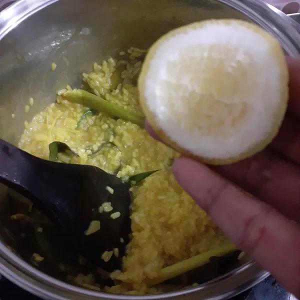 Beri sari jeruk lemon/jeruk nipis pada aronan nasi kuning dan aduk rata. Sari jeruk lemon atau sari jeruk nipis berfungsi untuk mencerahkan warna kuning pada nasi dan memberi kesan mengkilap pada nasi kuning.