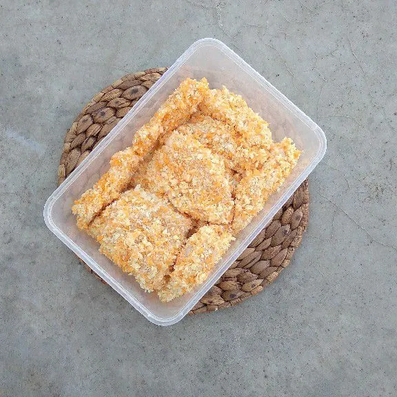 Tata ayam tepung panir ke dalam wadah lalu simpan ke dalam freezer untuk stock frozen food.