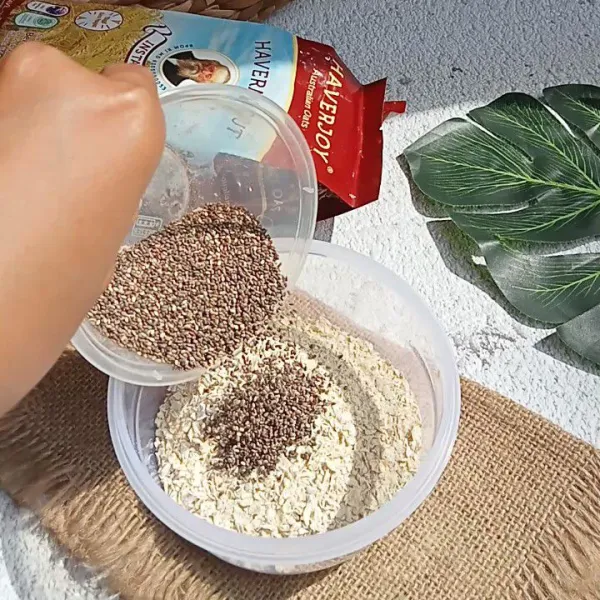 Campurkan oatmeal dengan chiaseed.