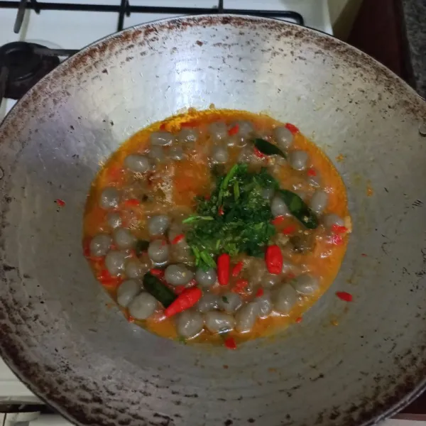 Masukkan irisan daun seledri dan cabe rawit utuh masak hingga menyerap.