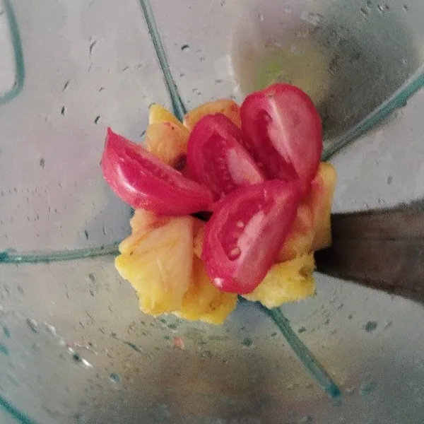 Masukkan semua buah dan sayur ke dalam blender.