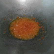 Haluskan bumbu lalu tumis hingga harum. Tambahkan garam, gula pasir dan penyedap.