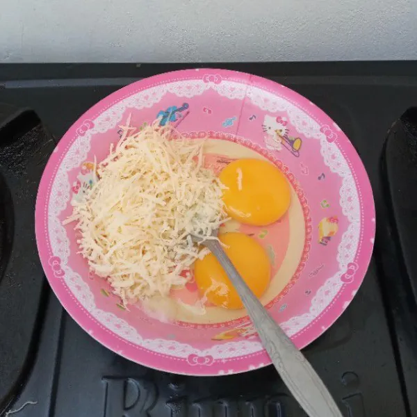 Masukkan telur, garam, merica ke dalam mangkuk lalu kocok lepas.