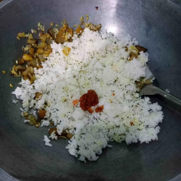 Masukkan nasi dan sambal, bumbui garam. Aduk-aduk hingga tidak ada yang menggumpal.