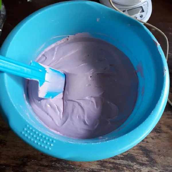 Tambahkan pasta red velvet, mixer asal rata saja. Diamkan adonan selama 15 menit.