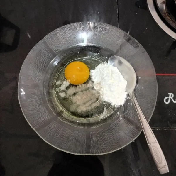 Kocok rata telur, tepung maizena, merica bubuk, dan garam.