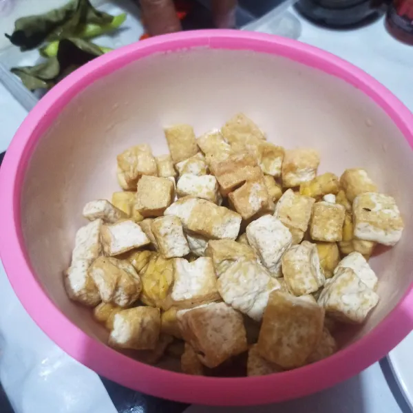 Potong tahu dan tempe lalu goreng, angkat, tiriskan.