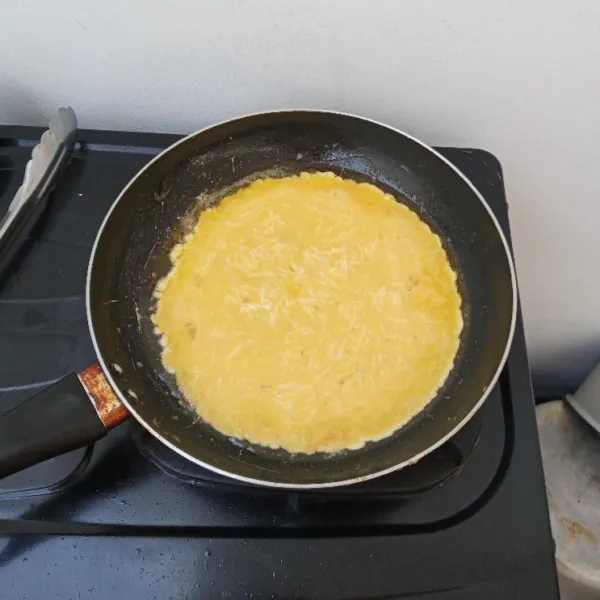 Lelehkan mentega dengan api sedang, masukkan adonan telur.