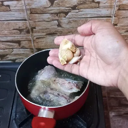 Goreng ayam dengan api sedang cenderung kecil dan tambahkan bawang putih gerprek saat menggoreng.