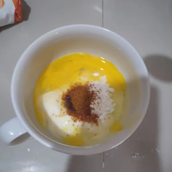 Campurkan yogurt, telur, tepung maizena dan gula palm.