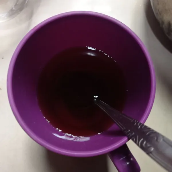 Seduh teh dengan 100 ml air panas dan gula pasir, aduk rata sampai gula larut diamkan sampai air berubah warna dan agak dingin