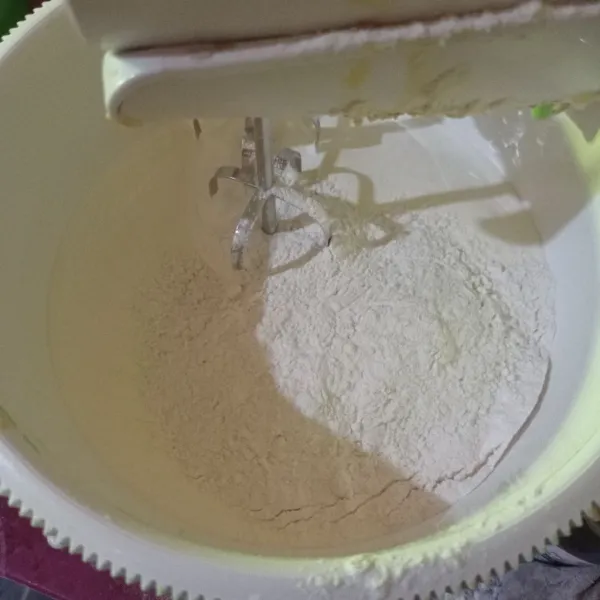 Masukan tepung terigu, mixer dengan speed rendah sampai rata