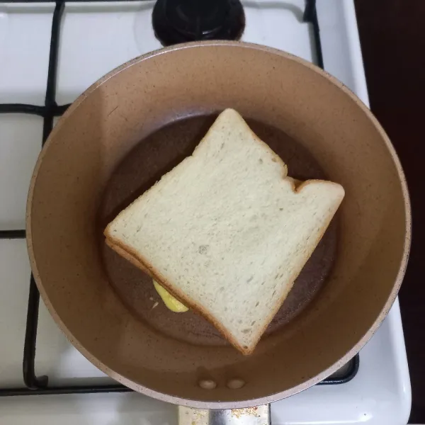 Panaskan margarin, panggang roti hingga kedua sisi berubah warna.