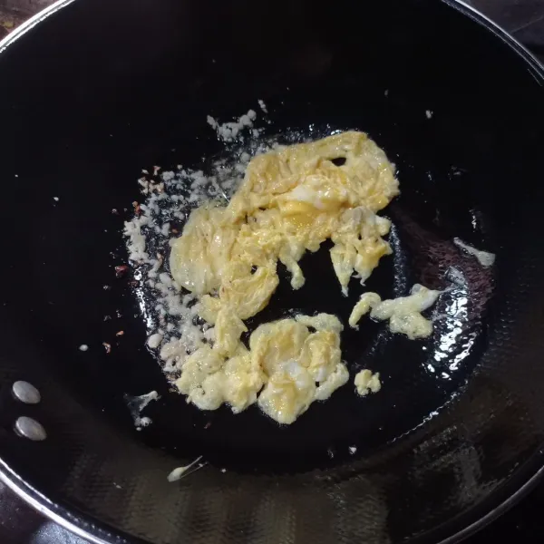Buat telur orak arik 1/2 matang, masukan bawang putih cincang, masak sampai matang