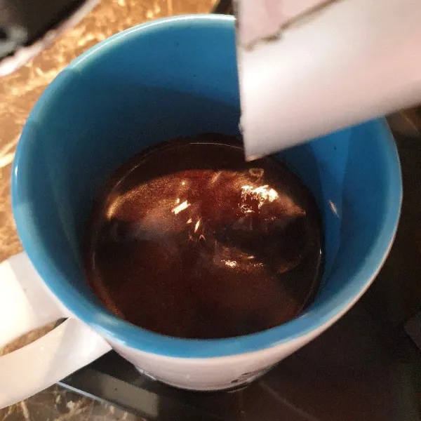 Seduh kopi instant dengan 50 ml air panas. Sisihkan.