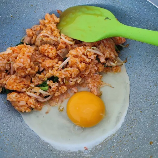 Sisihkan ke tepi, masukkan telur ayam. Orak-arik hingga matang kemudian campur dengan nasi goreng.