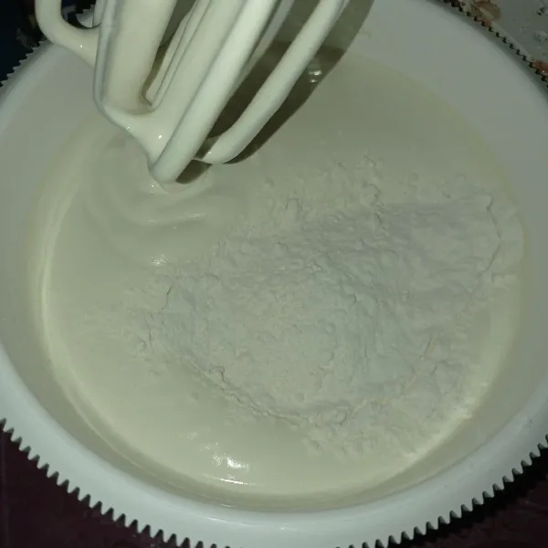 Masukkan tepung terigu, mixer asal rata dengan speed rendah.