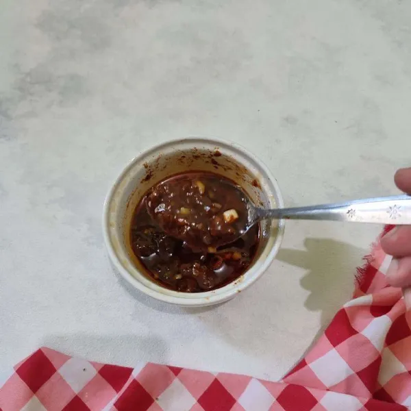 Campurkan semua bahan chili oil, lalu siram dengan minyak panas, aduk rata.