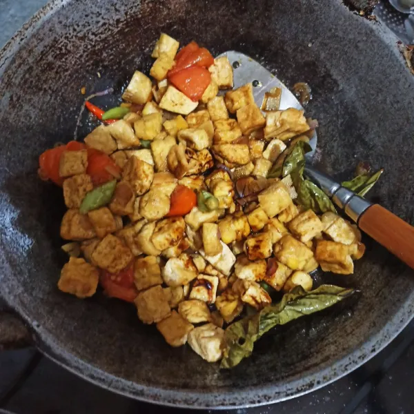 Beri air, kecap, kaldu bubuk, gula dan garam. Aduk rata, tes rasanya. Tunggu hingga airnya menyusut.