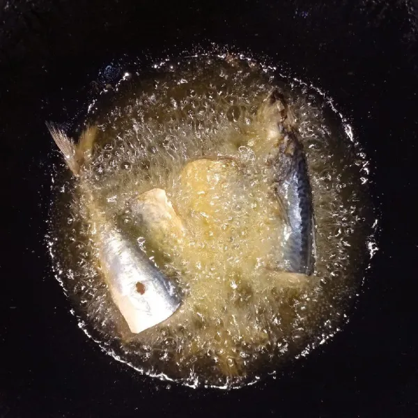 Goreng ikan salem sampai setengah kering.