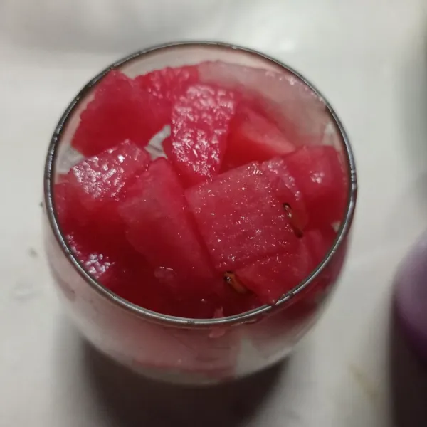 Masukan es batu dan semangka