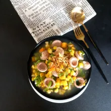 Tuang sayur sop pada mangkuk, beri taburan bawang goreng.