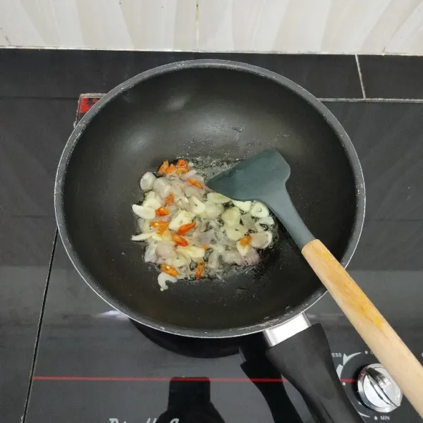 Panaskan minyak sayur. Tumis cabai, bawang putih dan bawang merah hingga harum.