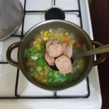 Masukan irisan sosis, koreksi rasa.