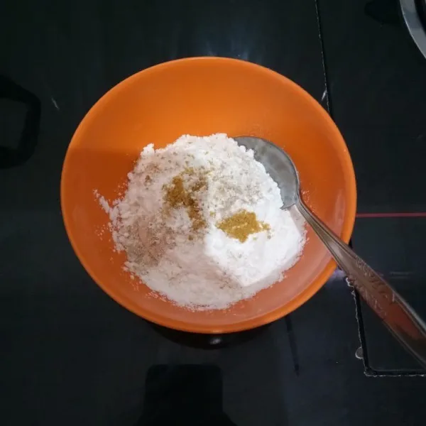 Campur di dalam mangkuk: tepung terigu, tepung maizena, merica bubuk, kaldu bubuk, dan garam. Aduk hingga tercampur rata.
