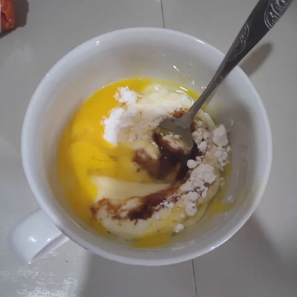Campurkan yogurt, telur, gula palm dan tepung maizena.