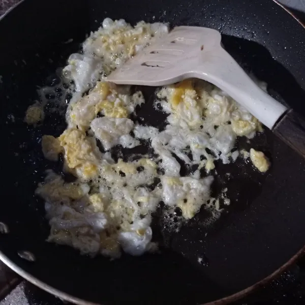 Panaskan margarin buat telur orak arik sampai matang, masukan cincangan bawang putih lalu masak lagi sampai matang