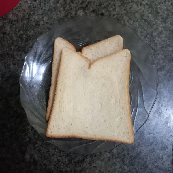 Siapkan lembaran roti tawar.