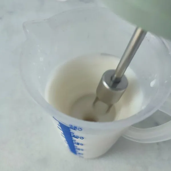 Kocok susu full cream hingga berbusa.