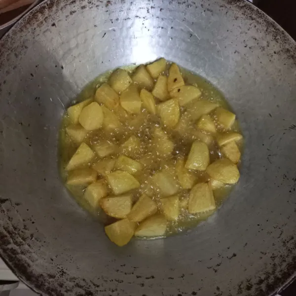 Potong dadu kentang kemudian goreng hingga matang, tiriskan.