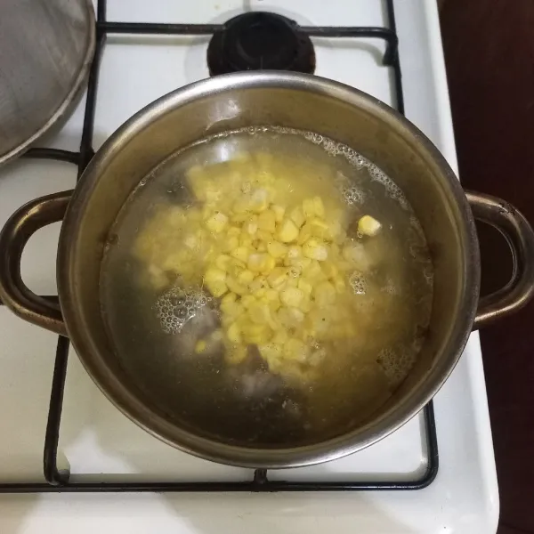 Didihkan air kaldu ayam pada panci, masukan pipilan jagung manis.