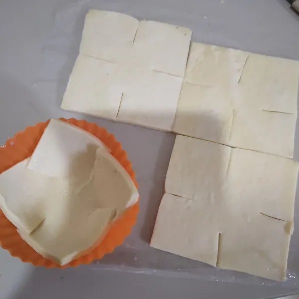 Bagi menjadi 4 bagian, sisit bagian pinggir pastry.